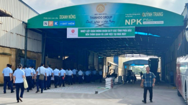 Quản lý thị trường tập huấn lấy mẫu tại Nhà máy phân bón NPK Doanh Nông