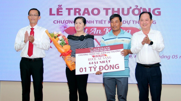 7 khách hàng trúng thưởng ‘Tết an khang - Rước xế sang’ của Agribank Bến Tre