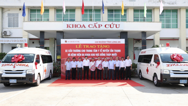 Agribank Long An trao tặng xe cứu thương cho ngành y tế