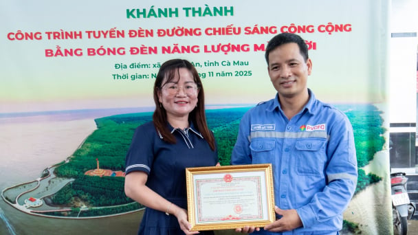PVCFC tài trợ tuyến đèn năng lượng mặt trời thắp sáng nông thôn Cà Mau