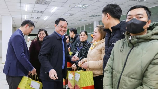 Lãnh đạo Tổng Liên đoàn Lao động Việt Nam chúc Tết công nhân Đạm Hà Bắc