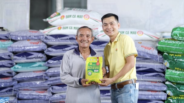 Phân bón Cà Mau tiếp sức nhà nông, vượt khó gặt mùa vàng