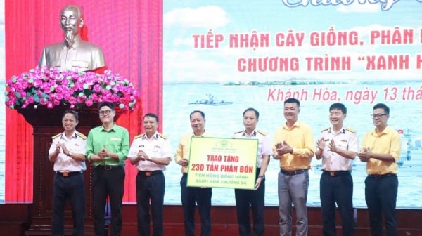 Tiến Nông trao tặng 230 tấn phân bón, chung tay xanh hóa Trường Sa