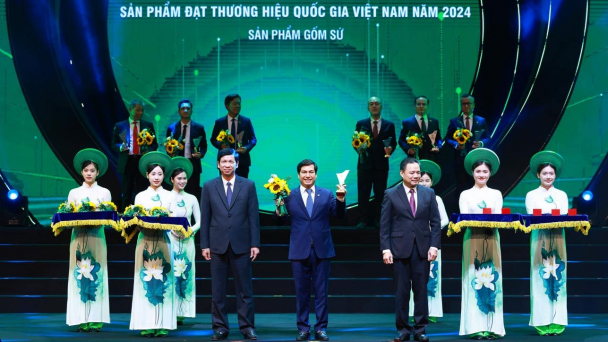 Gốm Chu Đậu vinh dự nhận Giấy khen của Bộ Công an