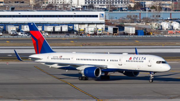 Máy bay Boeing 757 rơi bánh xe khi chuẩn bị cất cánh