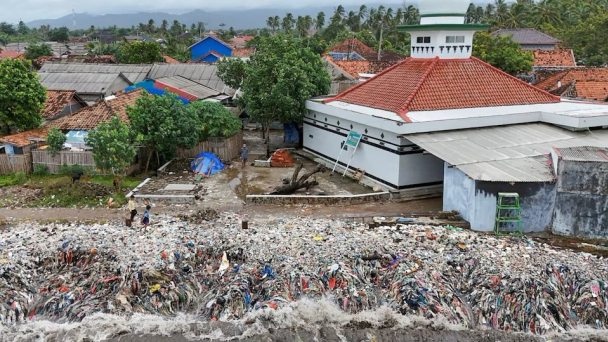 Làng chài ở Indonesia ngập rác sau thủy triều