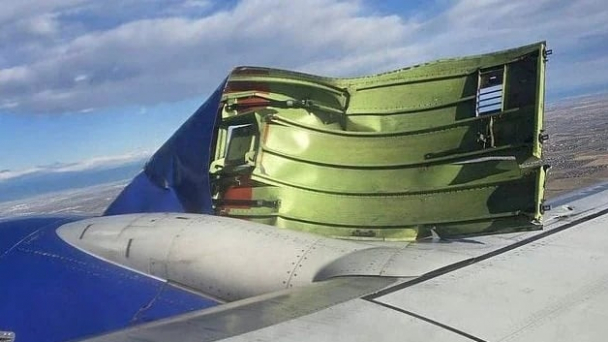 Máy bay Boeing 737 hạ cánh khẩn cấp do bung vỏ động cơ