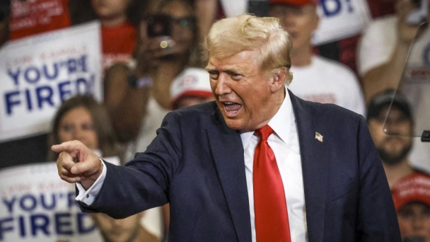 Thị trường chứng khoán toàn cầu lao dốc, ông Trump đổ lỗi cho chính quyền Biden