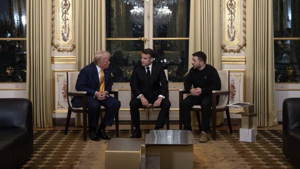 Ông Trump gặp Tổng thống Pháp và Ukraine trong chuyến công du đầu tiên