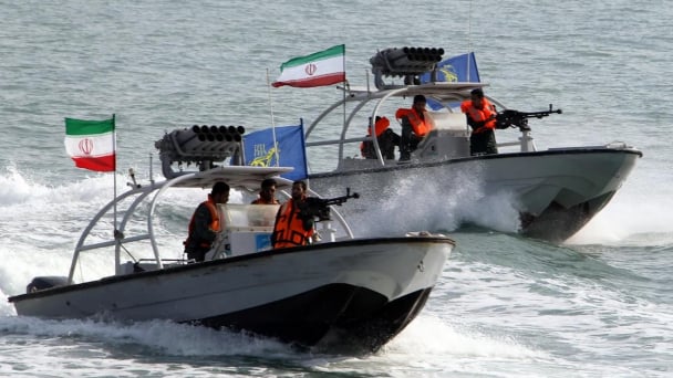 Iran tuyên bố đóng cửa eo biển Hormuz sau khi ngăn chặn 'tàu trái phép'