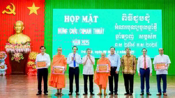 Trà Vinh: Trao tặng nhiều phần quà cho đồng bào dân tộc Khmer
