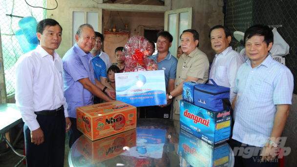 Chương trình ‘Cùng ngư dân thắp sáng đèn trên biển’ đến Quảng Trị