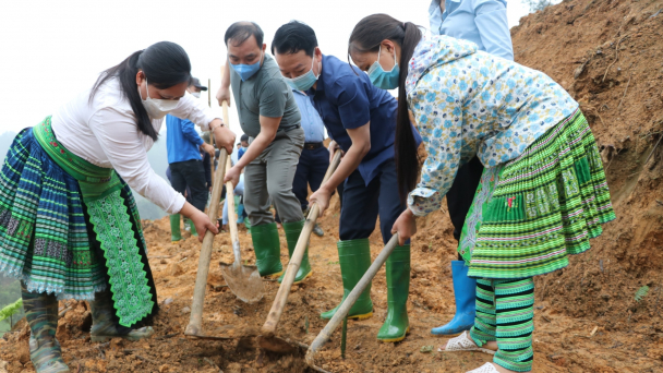 Ngày cuối tuần cùng dân