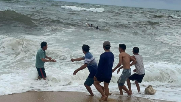 Cứu sống 3 ngư dân ôm can nhựa lênh đênh trên biển