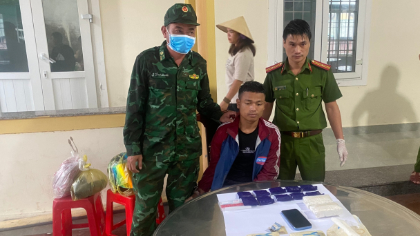 Bắt đối tượng vận chuyển trái phép 18 nghìn viên ma túy