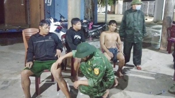 Cứu ngư dân bị đắm tàu trong đêm