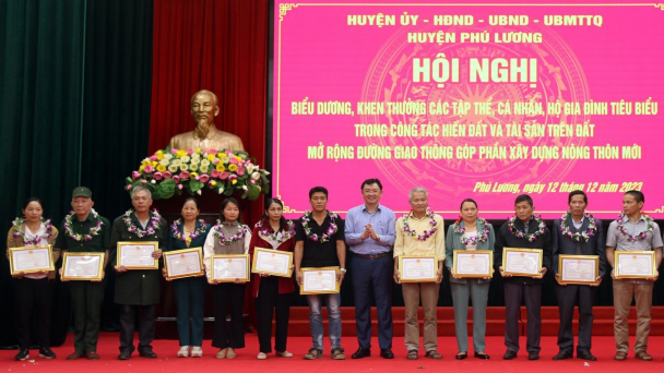 Thái Nguyên tôn vinh tập thể, cá nhân tiêu biểu hiến đất xây dựng nông thôn mới
