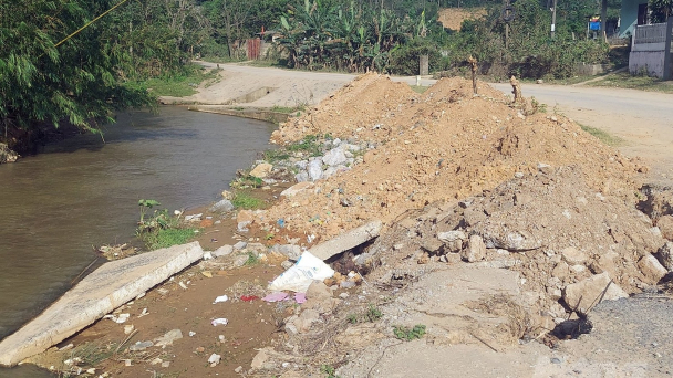 Suối La La bị ‘móc ruột’