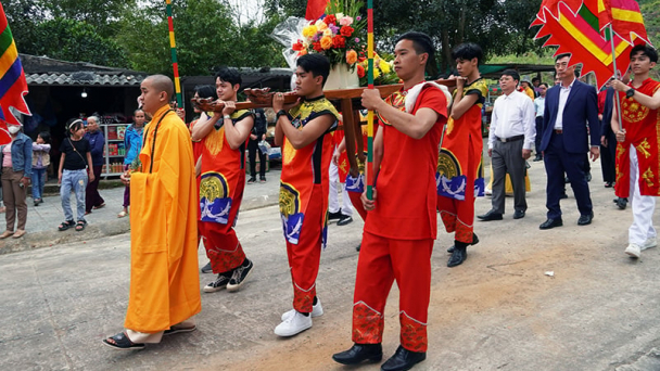 Nô nức lễ rước nước tại chùa núi Thần Đinh