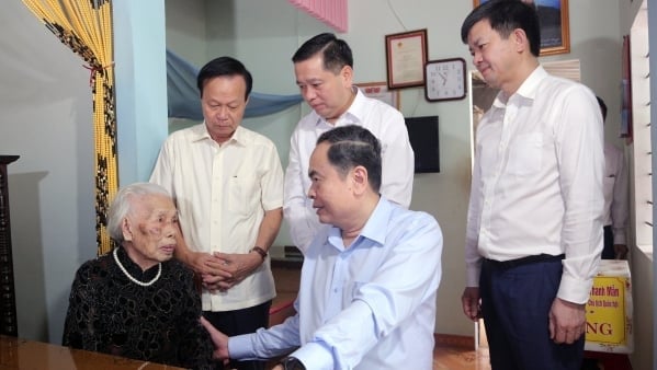 Chủ tịch Quốc hội Trần Thanh Mẫn dâng hương tại Thành cổ Quảng Trị