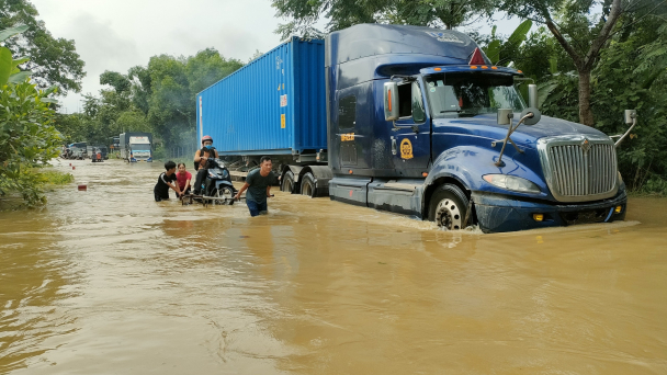 Quốc lộ 2C ngập sâu đến 1m