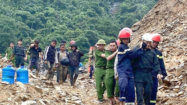 Sạt lở nghiêm trọng ở Hà Tĩnh, 7 công nhân thương vong