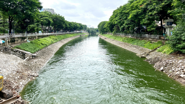 Hồ Tây xả nước, sông Tô Lịch trở nên trong xanh