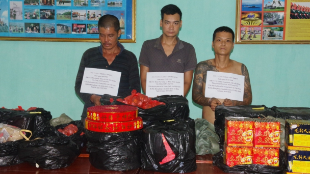 Bắt đường dây vận chuyển pháo qua biên giới