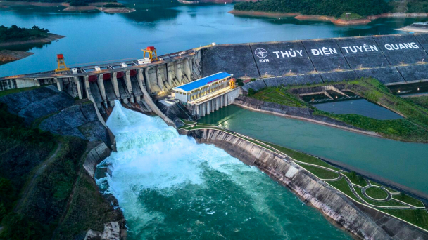 Hồ thủy điện Tuyên Quang xả lũ