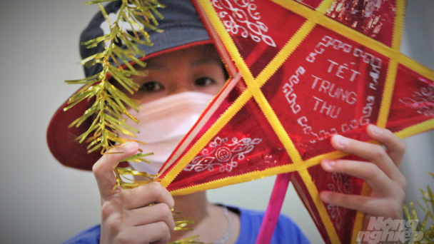 Tết Trung thu trong bệnh viện: Niềm vui của trẻ, nỗi niềm của cha