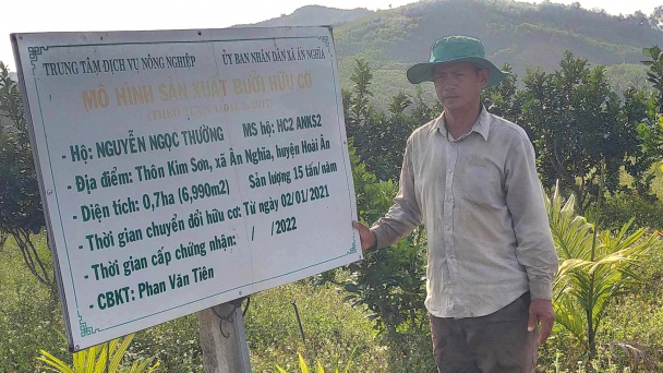 Quyết làm nông nghiệp hữu cơ nơi 'chó ăn đá, gà ăn sỏi'