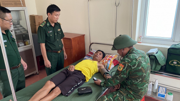 Thêm 1 ngư dân trong vụ 4 tàu cá gặp nạn được đưa về bờ an toàn