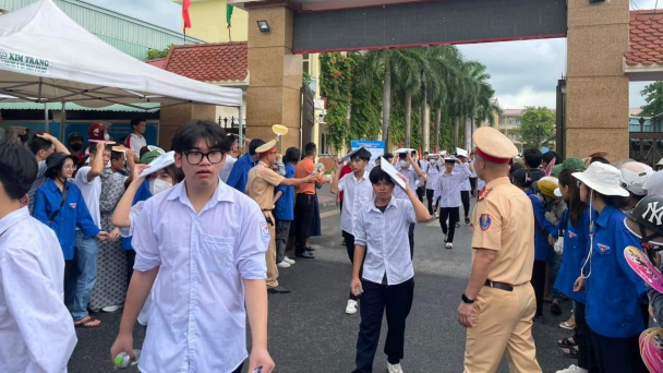 3 học sinh thi vào lớp 10 trên giường bệnh