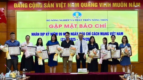 Bộ NN-PTNT tặng bằng khen cá nhân, tập thể xuất sắc Báo Nông nghiệp Việt Nam