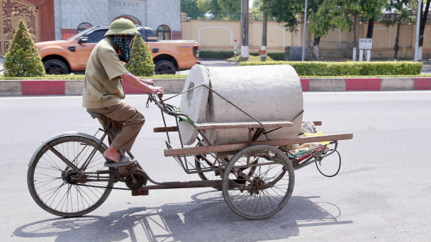 Lao động chân tay nhọc nhằn mưu sinh giữa ‘biển lửa'