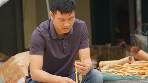 A young man brings bamboo household products to the global market