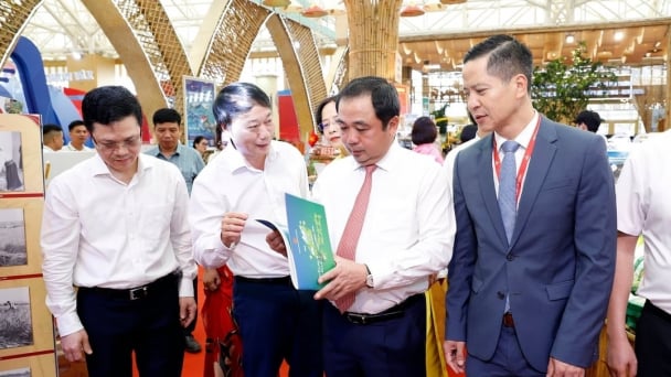 Acting Minister Tran Duc Thang visits agriculture and environment pavilion showcasing 80 years of achievements
