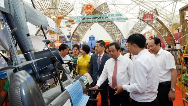 Vietnamese engineers with the aspiration of 'robotizing' agriculture and environment