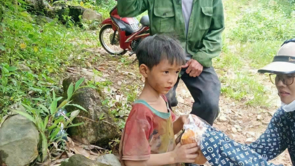 Tìm thấy cháu bé lạc trong rừng sau hơn 4 ngày
