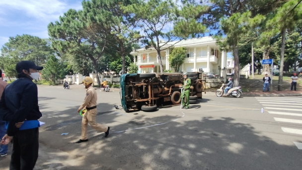 Bị ô tô bán tải tông vào đuôi, xe tải bị lật ngửa