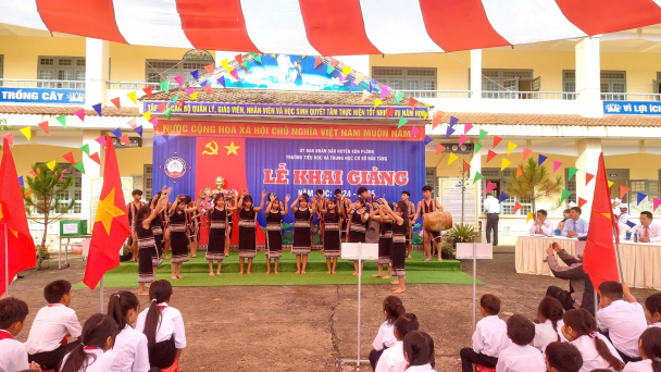 Hơn 670.000 học sinh hai tỉnh Bắc Tây Nguyên hân hoan đến trường