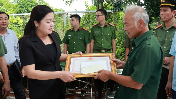 Truy tặng bằng khen cho người hy sinh khi cứu 3 cháu nhỏ bị nước cuốn