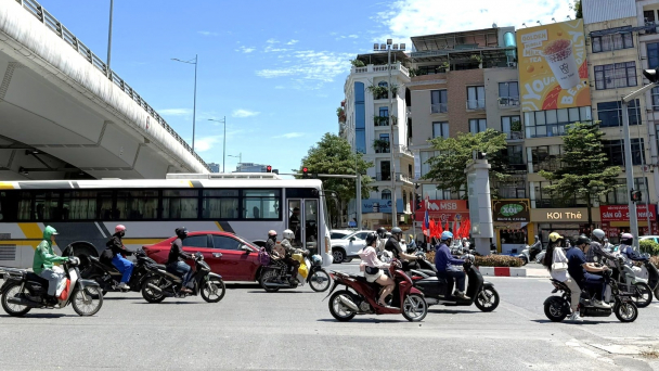 Bắc Bộ nắng nóng 39 độ C, Biển Đông đón gió bão ngoài Thái Bình Dương