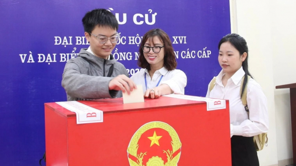 Sinh viên Học viện Nông nghiệp Việt Nam gửi gắm niềm tin qua lá phiếu