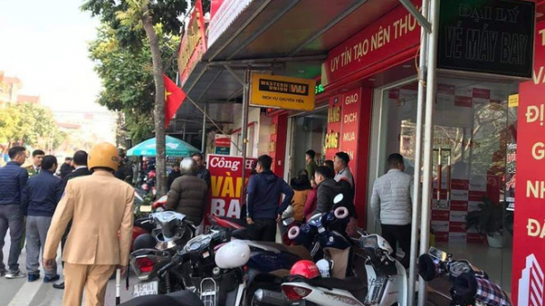 Giả mua trang sức rồi dùng dao cướp tiệm vàng