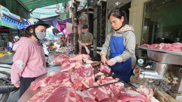 Lợn hơi xuống thấp nhưng giá thịt vẫn cao