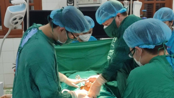 Dùng trực thăng chở bác sỹ ra đảo Bạch Long Vỹ cứu sống sản phụ
