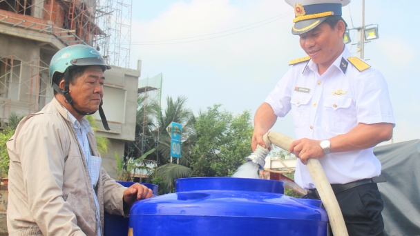 Tàu Hải quân chở nước sạch cho người dân Bến Tre
