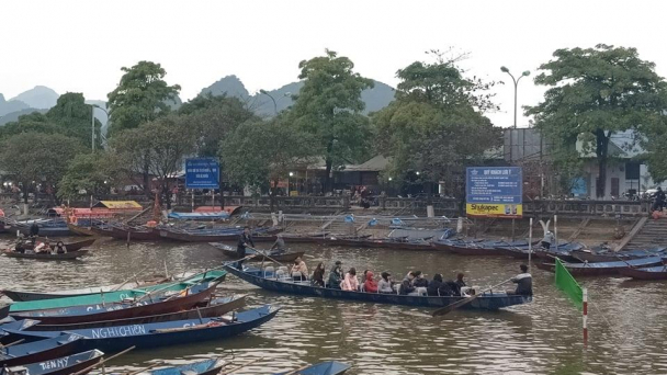 Chùa Hương dừng đón khách