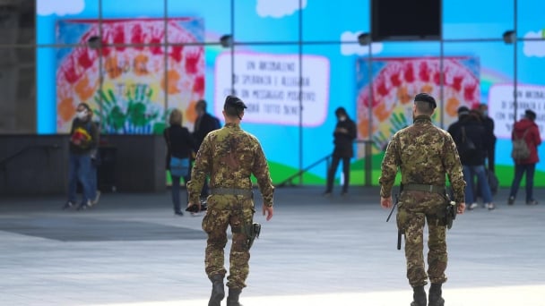 Công nhân Italia đình công, yêu cầu đóng cửa thêm nhà máy